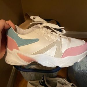 chunky tennis shoes! fila look alike